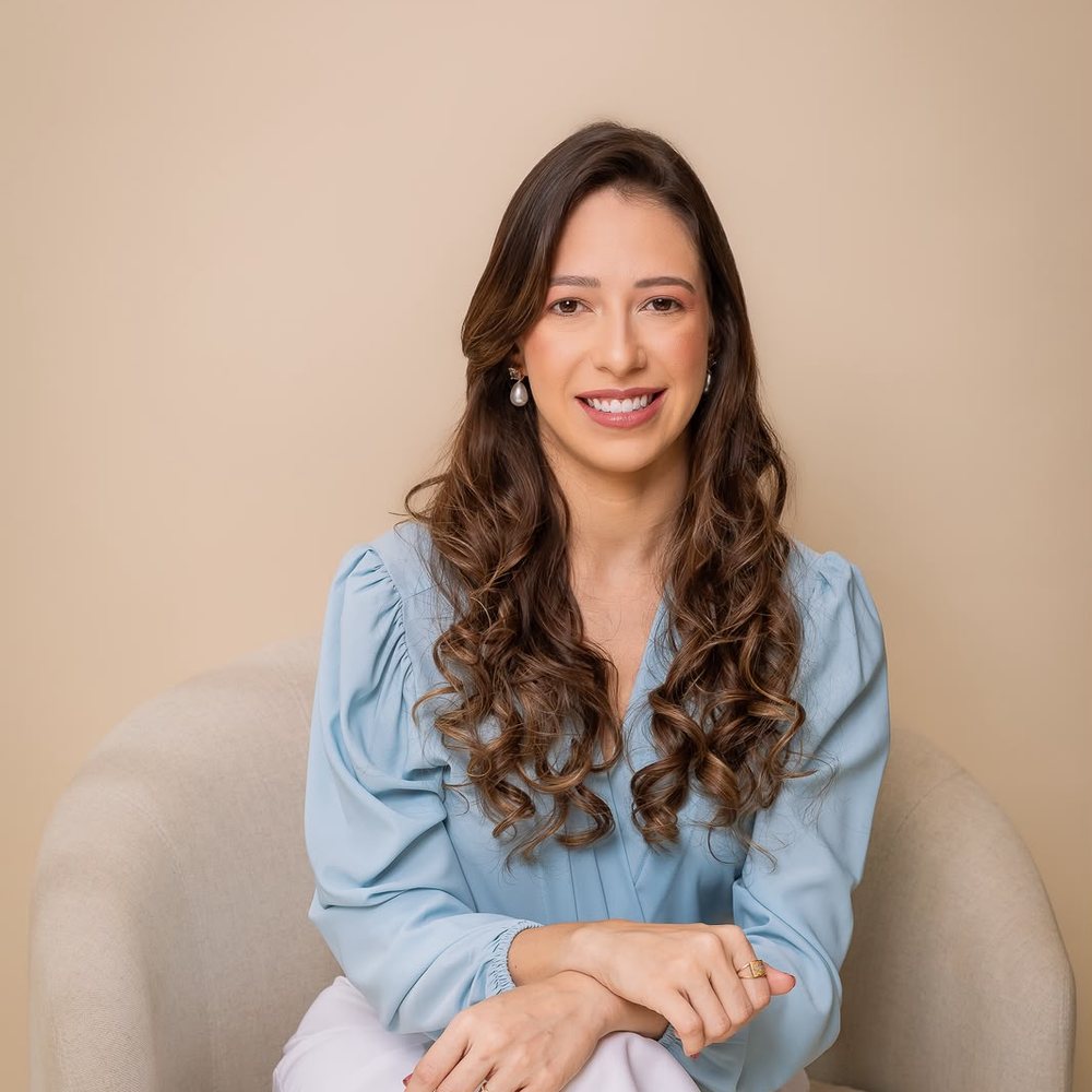 Fabiane Espindola de Assis sentada em poltrona